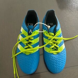 Adidas, Indoor Soccer shoes, size 3,5Y. New.